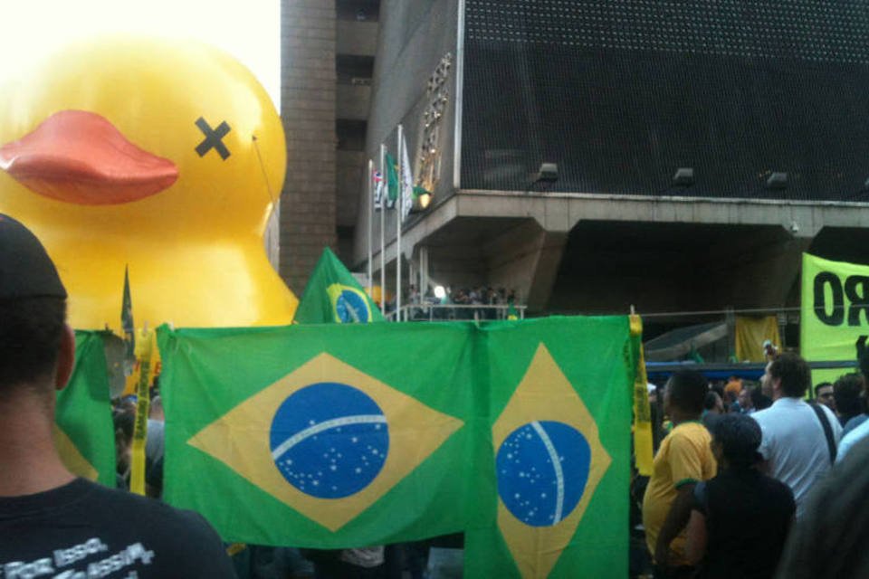 Manifestantes contrários ao governo fazem ato na Fiesp