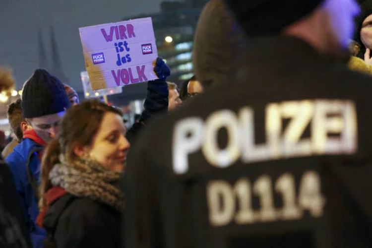 
	Protesto contra movimento anti-imigra&ccedil;&atilde;o: Angela Merkel defendeu liberdade de manifesta&ccedil;&atilde;o, reuni&atilde;o e express&atilde;o
 (Fabrizio Bensch/Reuters)