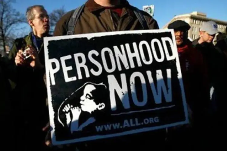Manifestante antiaborto nos EUA: outros estados devem votar propostas semelhantes em breve (AFP/Getty Images/Arquivo/Alex Wong)