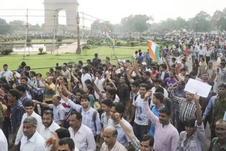 Milhares de pessoas participaram de protestos em apoio a Anna Hazare em Nova Déli (Raveendran/AFP)