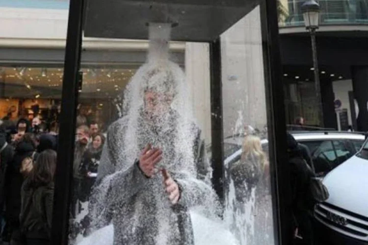 Manifestante protesta contra o método de areação, usado nas calças jeans (Miguel Medina/AFP)