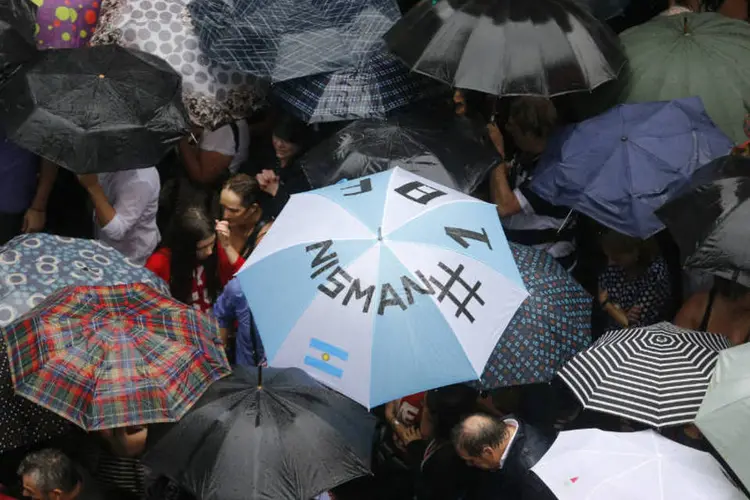 Guarda-chuva nas cores da bandeira argentina é segurado por manifestante em protesto em Buenos Aires pelo promotor Alberto Nisman (Enrique Marcarian/Reuters)