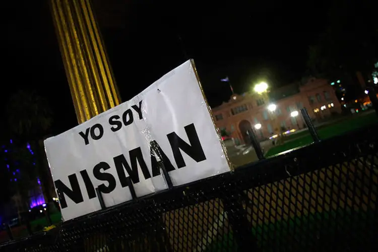 Uma faixa com a mensagem "Eu sou Nisman" é vista durante protesto do lado de fora da Casa Rosada, em Buenos Aires ( REUTERS/Marcos Brindicci)