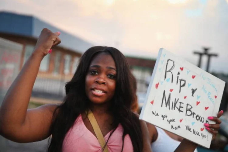 Mulher protesta contra o assassinato de Michael Brown, de 18 anos, por policiais nos EUA (Getty Images)