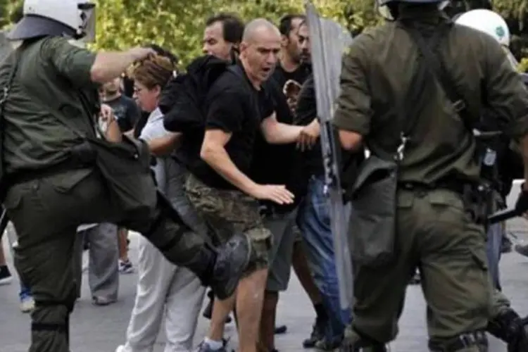Polícia e manifestantes na Grécia: nova greve voltou a para o país e protestar contra as medidas de austeridade (Louisa Gouliamaki/AFP)