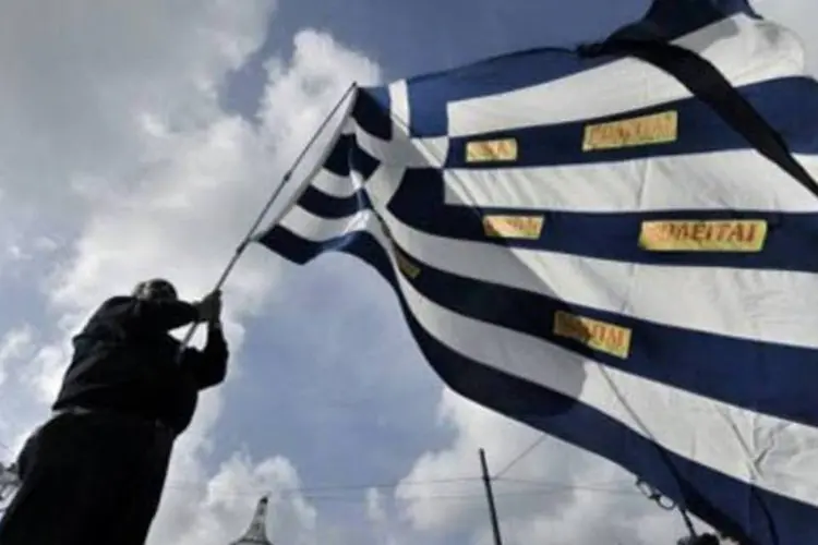 Protesto em Atenas: sindicatos convocaram greve contra os cortes no orçamento (Aris Messinis/AFP)