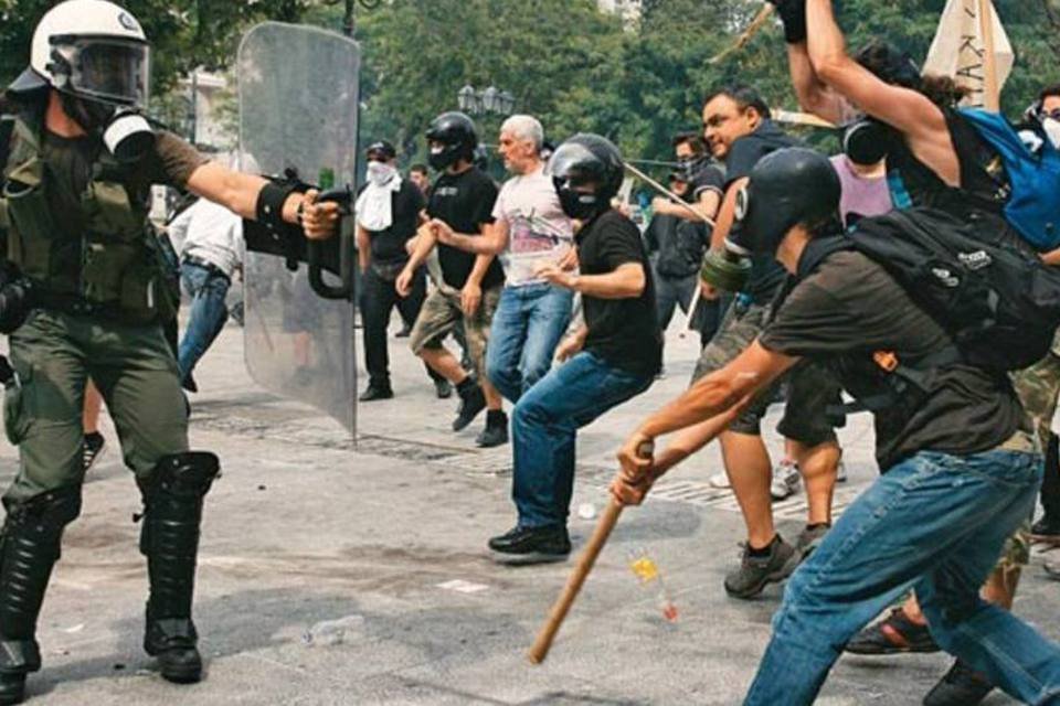 Manifestantes bloqueiam acesso a ministérios na Grécia