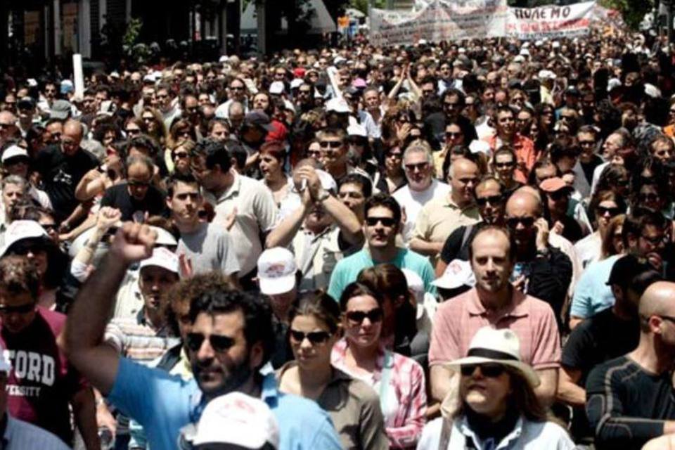 Manifestantes e polícia se confrontam durante greve em Atenas
