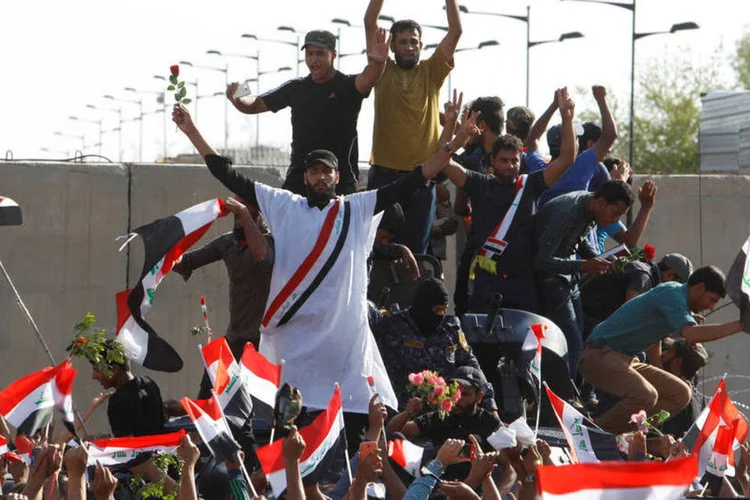 
	Protestos: iraquianos est&atilde;o protestando toda sexta pela forma&ccedil;&atilde;o de um governo de tecnocratas capaz de lutar contra a corrup&ccedil;&atilde;o, o nepotismo e o clientelismo
 (Khalid al Mousily / Reuters)