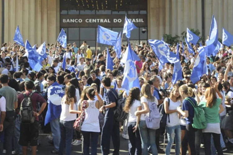 
	Uni&atilde;o Nacional dos Estudantes: Iliescu lembrou que h&aacute; 60 anos a UNE foi uma das principais vozes da campanha O Petr&oacute;leo &Eacute; Nosso
 (Wilson Dias/ABr)