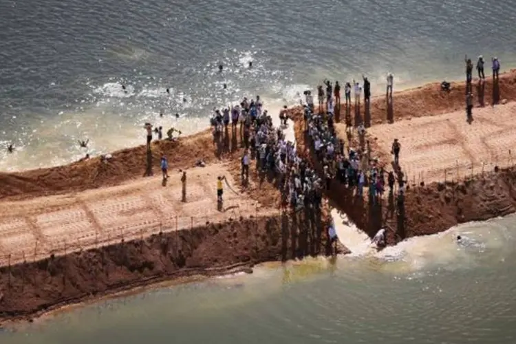 
	Protesto em Belo Monte: manifestantes exigem a paralisa&ccedil;&atilde;o de todos os projetos hidrel&eacute;tricos em curso, at&eacute; que a regulamenta&ccedil;&atilde;o seja conclu&iacute;da e as comunidades ouvidas
 (Mario Tama/Getty Images)