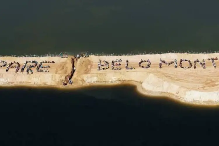 
	Manifestantes formam mensagem na &aacute;rea de constru&ccedil;&atilde;o de Belo Monte: desde o dia 8, as obras em um dos canteiros da usina estavam paralisadas por causa da ocupa&ccedil;&atilde;o
 (Mario Tama/Getty Images)