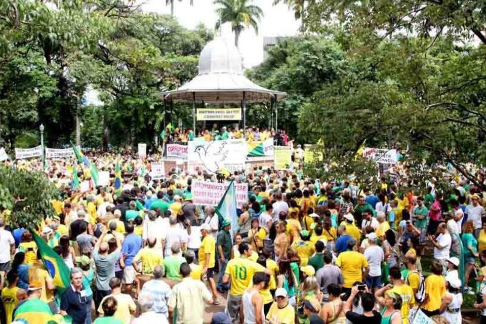 Carreata em Belo Horizonte mobiliza grupos pró-impeachment
