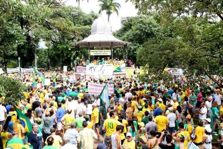 Protesto contra o governo federal neste domingo (15) na Praça da Liberdade, em Belo Horizonte (MG) (Marcelo Sant Anna/Fotos Públicas)