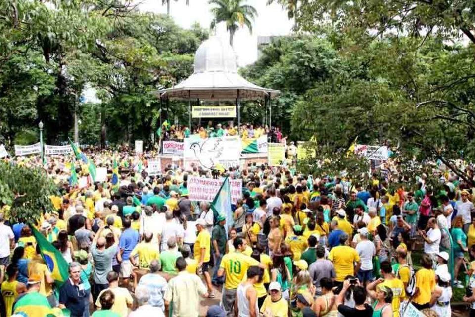 Manifestantes ocupam Praça da Liberdade, em Belo Horizonte