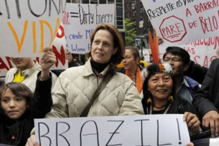Sigourney Weaver e manifestantes dizem que hidrelétrica causará danos aos povos da Floresta Amazônica (.)
