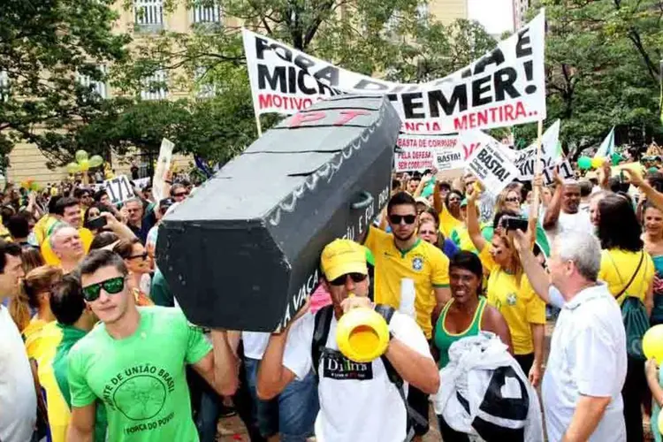 
	Manifestantes seguram caix&atilde;o do Partido dos Trabalhadores (PT) na Pra&ccedil;a da Liberdade: Organizadores estimam 15 mil participantes
 (Marcelo Sant Anna/Fotos Públicas)