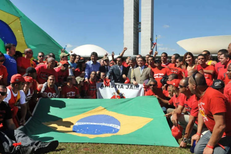 
	Bombeiros carregavam faixas reivindicando anistia criminal em Bras&iacute;lia: movimento ganhou &agrave;s ruas em junho de 2011, quando um grupo fez uma passeata reivindicando melhores sal&aacute;rios
 (Antônio Cruz/ABr)