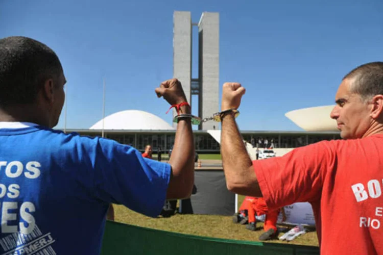 Alguns manifestantes se algemaram em frente ao Congresso, pedindo uma audiência (Antônio Cruz/ABr)