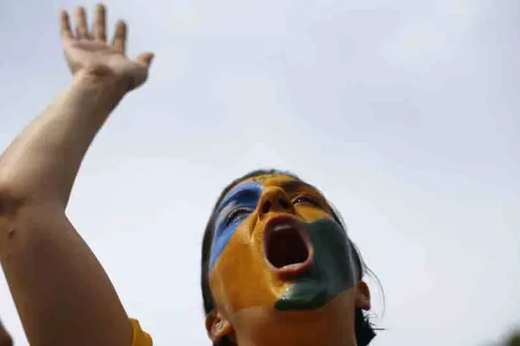 
	Mulher com rosto pintado protesta no Rio de Janeiro (RJ): Casos de corrup&ccedil;&atilde;o e melhorias na &aacute;rea de sa&uacute;de s&atilde;o principais motivos de cr&iacute;ticas
 (REUTERS/Ricardo Moraes)