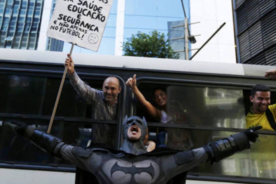 Protesto no Rio é pacífico, mas Batman é rechaçado