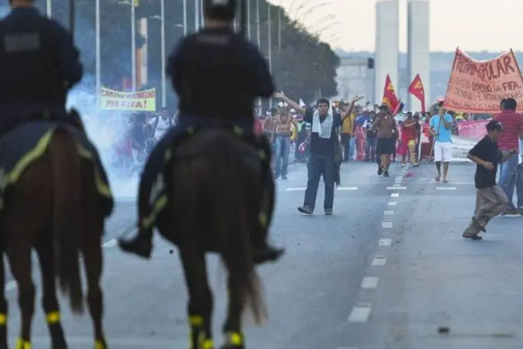 
	Manifestantes em confronto com a Pol&iacute;cia Militar do DF
 (Fabio Rodrigues Pozzebom/Agência Brasil)