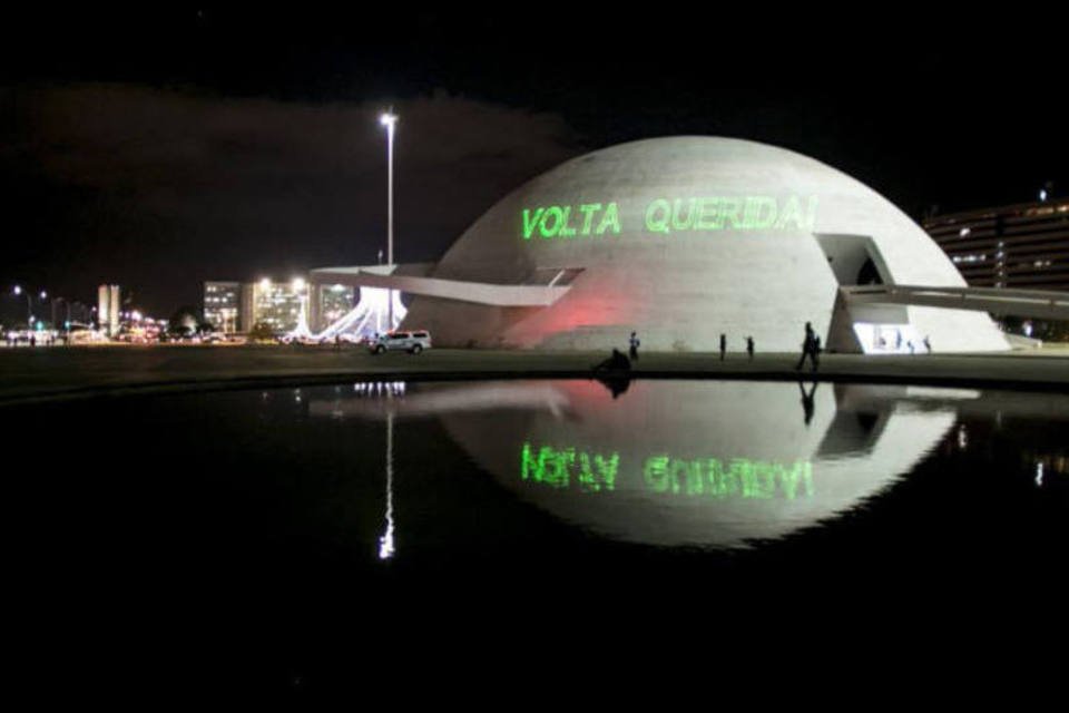 Protesto pela saída de Temer segue até o Congresso Nacional