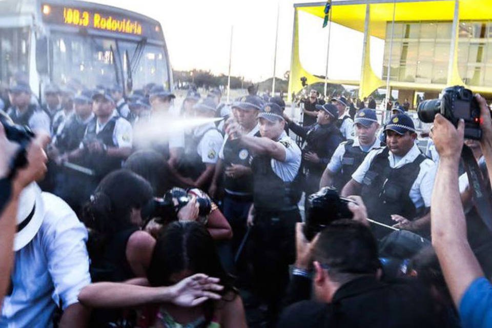 Manifestantes tentam subir rampa do Planalto