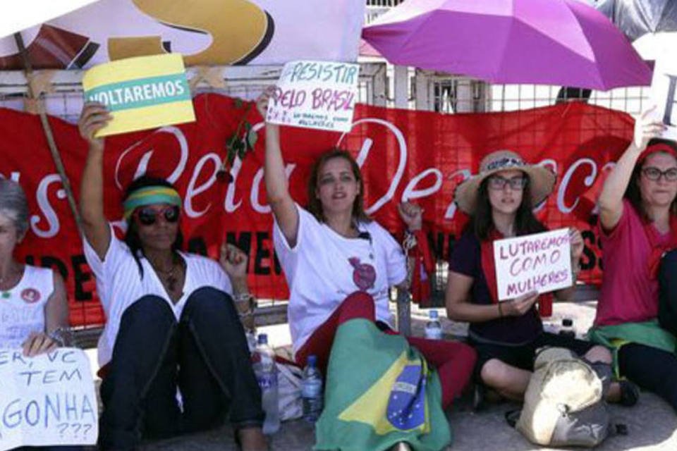 Mulheres se acorrentam às grades do Palácio do Planalto