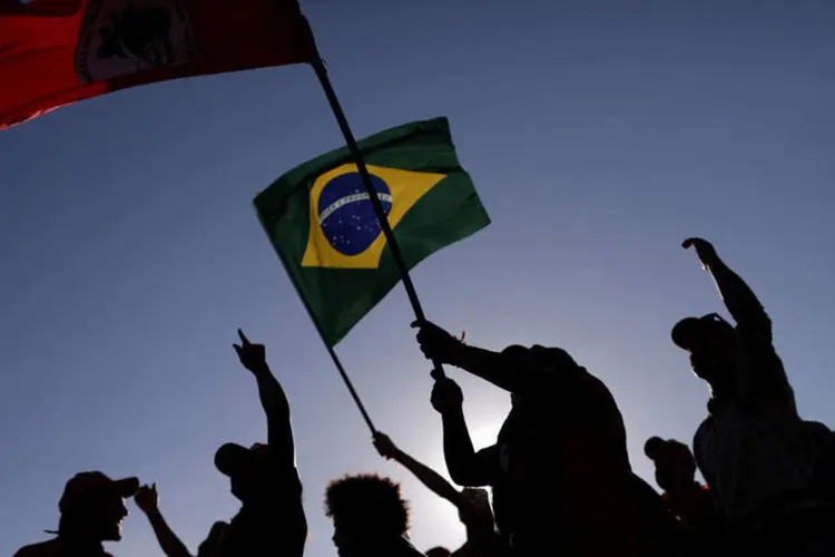 
	Protestos: as placas criticavam poss&iacute;veis perdas de direitos trabalhistas e projetos sociais caso o vice-presidenteTemer ocupe o lugar de Dilma
 (Ueslei Marcelino / Reuters)