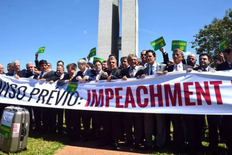 
	Impeachment: carregando faixa em que se lia &quot;Aviso pr&eacute;vio: impeachment, j&aacute;&quot;, os deputados caminharam pelo Congresso aos gritos de &quot;Fora, PT&quot;
 (Antonio Cruz / Agência Brasil)