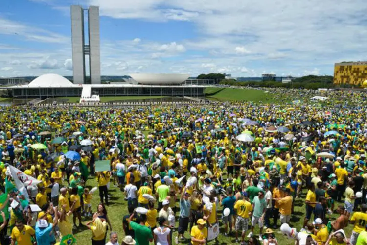 
	Protesto em Bras&iacute;lia: at&eacute; o come&ccedil;o desta tarde, Bras&iacute;lia reuniu o maior n&uacute;mero oficial de manifestantes contra o governo
 (Wilson Dias/Agência Brasil)