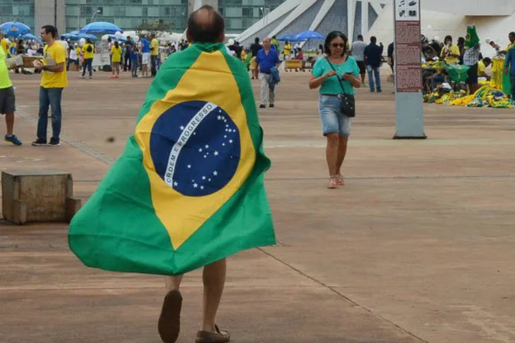 
	Protesto em Bras&iacute;lia: manifestantes come&ccedil;aram a deixar lentamente o gramado do Eixo Monumental, em frente ao Congresso
 (Wilson Dias/Agência Brasil)
