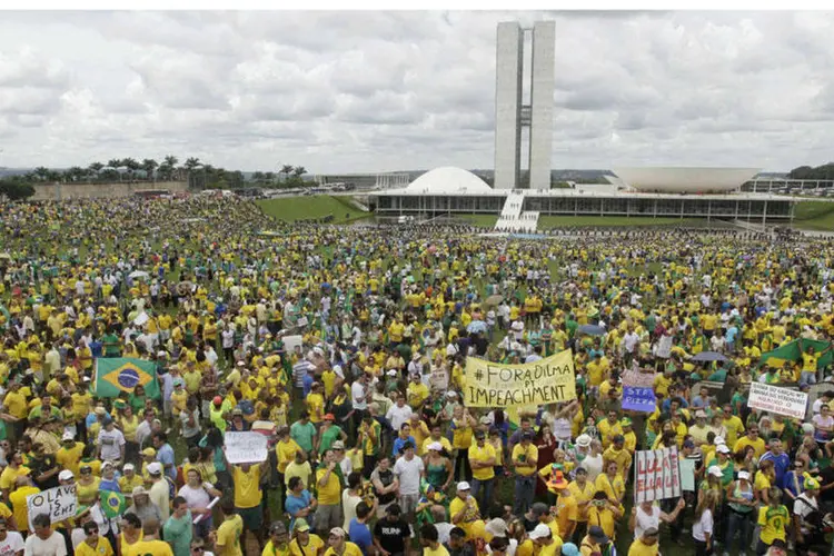 
	Protesto em Bras&iacute;lia: manifestante segura um cartaz pedindo &quot;Fora Dilma e leve o PT com voc&ecirc;. Impeachment j&aacute;&quot; durante protesto em Bras&iacute;lia, no dia 15 de mar&ccedil;o.
 (REUTERS/Joedson Alves)