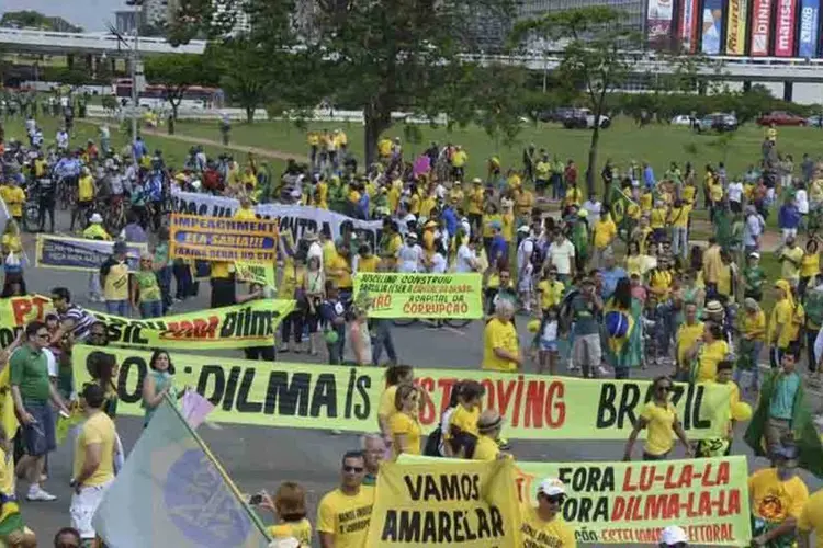
	Manifestantes durante passeata em Bras&iacute;lia (DF): Placas criticam o governo federal e pedem fim da corrup&ccedil;&atilde;o no pa&iacute;s
 (José Cruz/Agência Brasil)