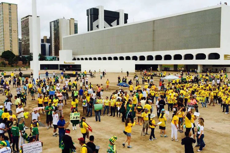 
	Participantes de manifesta&ccedil;&atilde;o contra o governo neste domingo (15) em Bras&iacute;lia (DF) se concentram na Esplanada dos Minist&eacute;rios
 (Revoltados On Line/Claudia Castro/Facebook)