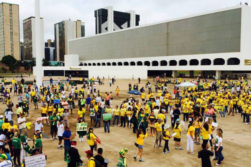 Começam protestos contra o governo Dilma em Brasília