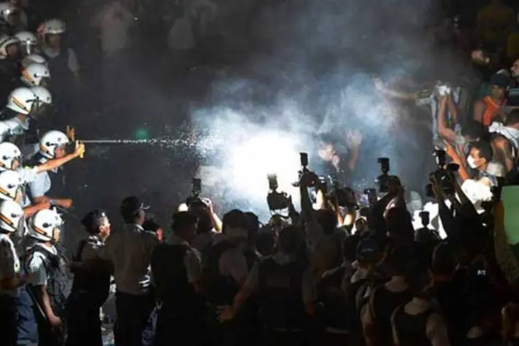 
	Conflito aconteceu quando pequeno grupo, dentre os 25 mil que participavam de um protesto nos jardins em frente &agrave; sede do Legislativo, conseguiu atravessar cerco policial e se aproximar das piscinas que decoram a entrada do Congresso
 (Agência Brasil)