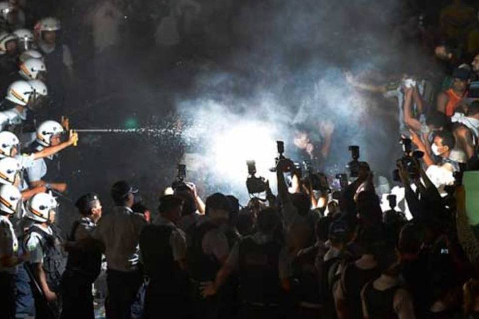 Polícia reprime manifestantes que tentavam invadir Congresso