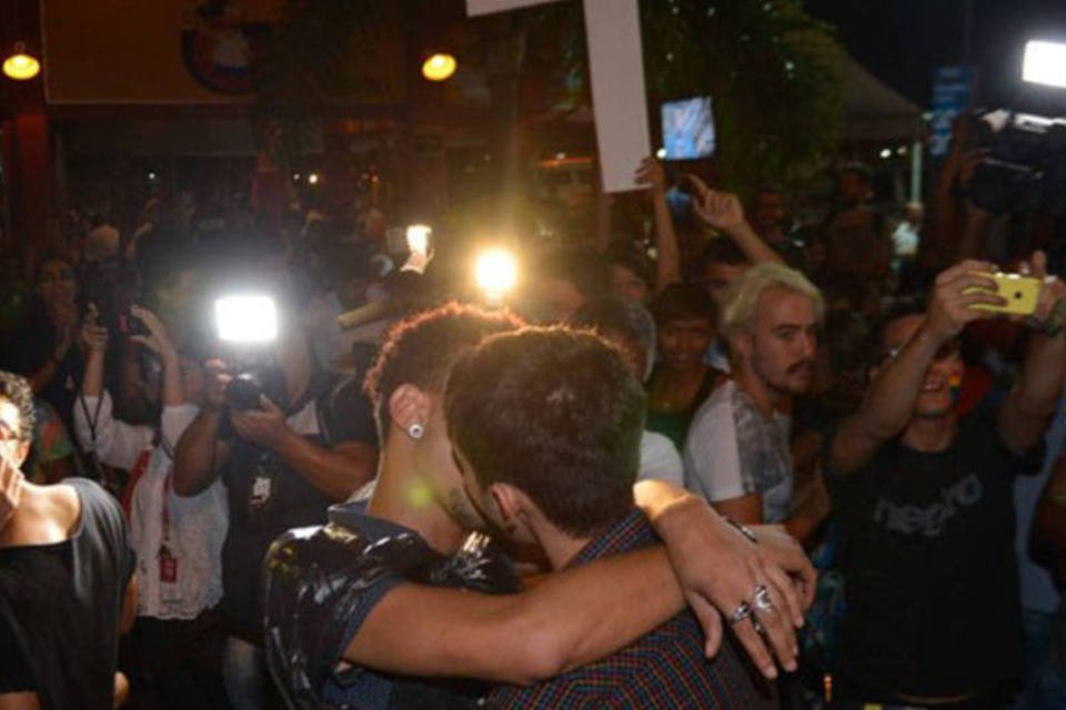 Manifestantes fazem beijaço contra homofobia após agressão