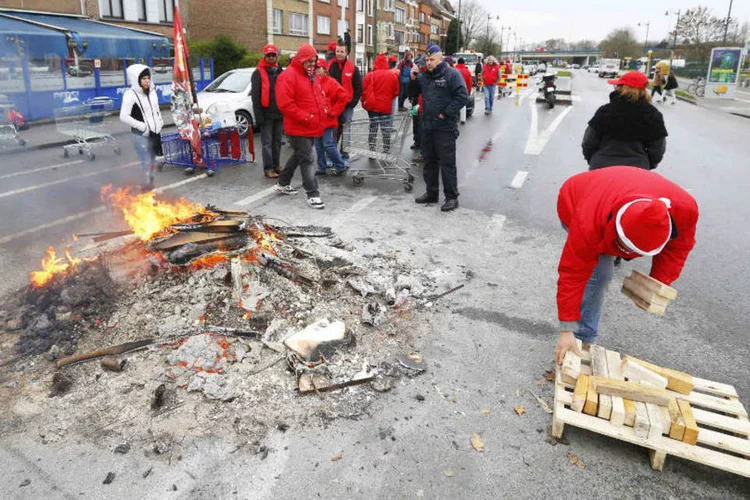 Ato em Bruxelas: na região, piquetes foram feitos em ruas para atrapalhar o trânsito (Yves Herman/Reuters)