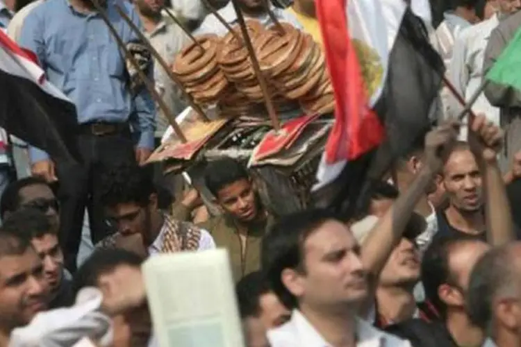 O protesto acontece na praça Tahrir, símbolo das manifestações que derrubaram o ditador Mubarak (Mahmud Hams/AFP)