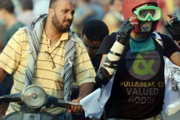 
	Manifestantes protestam no Cairo, Egito: o governo de Obama tamb&eacute;m est&aacute; em uma&nbsp;&quot;posi&ccedil;&atilde;o dif&iacute;cil&quot;&nbsp;perante a virul&ecirc;ncia dos protestos em pa&iacute;ses como o Egito
 (Khaled Desouki/AFP)