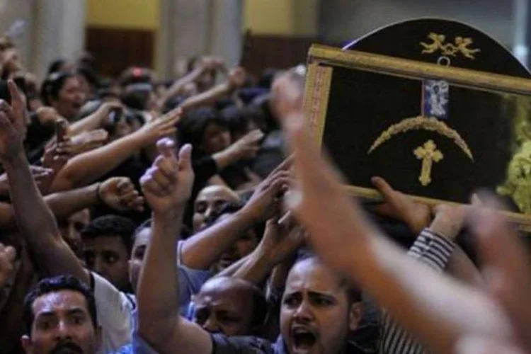 Cristãos coptas carregam caixão em protesto: confronto com muçulmanos no país (Mohammed Hossam/AFP)