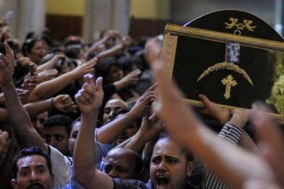 Funeral de manifestantes reúne milhares no Cairo