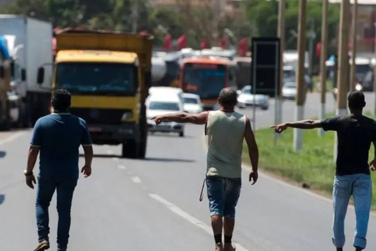 
	Protesto de caminhoneiros na BR-040: Cardozo avalia que houve um &quot;refluxo&quot; do movimento depois da a&ccedil;&atilde;o das pol&iacute;cias e da edi&ccedil;&atilde;o da Medida Provis&oacute;ria
 (Marcelo Camargo/Agência Brasil)