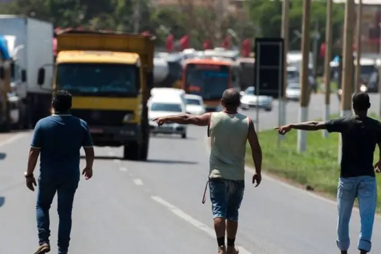 Protesto de caminhoneiros na BR-040, nas proximidades da cidade de Valparaíso de Goiás,  em 9 de novembro de 2015  (Marcelo Camargo/Agência Brasil/Agência Brasil)