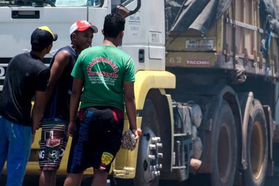 Caminhoneiros dizem querer saída de Dilma e não negociação