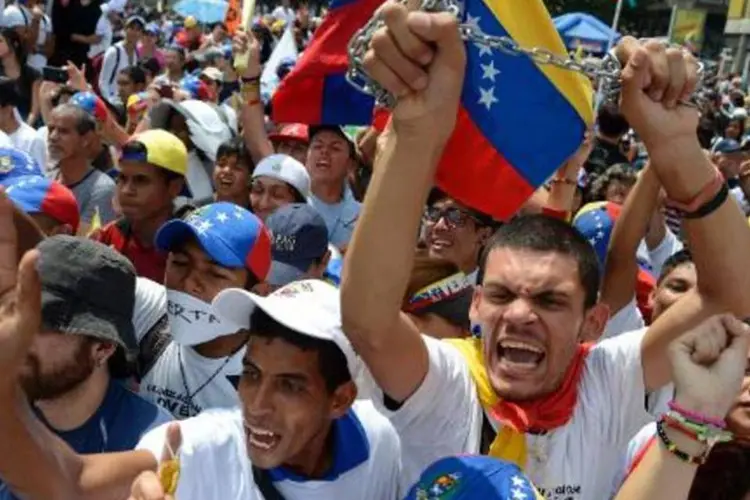 
	Opositores venezuelanos protestam em Caracas: estudantes pediram tamb&eacute;m que governo Dilma Rousseff condene a repress&atilde;o aos protestos na Venezuela
 (Geraldo Caso/AFP)