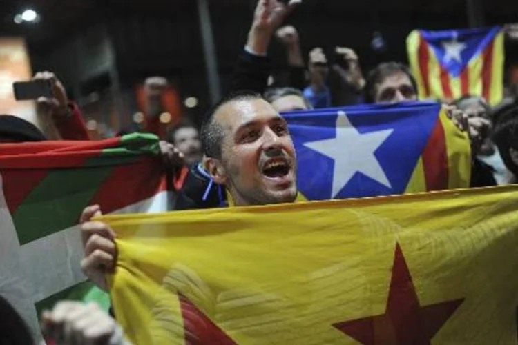 Manifestantes pró-independência participam de ato organizado pela Assembleia Nacional da Catalunha e por associações civis, em Barcelona (Josep Lago/AFP)